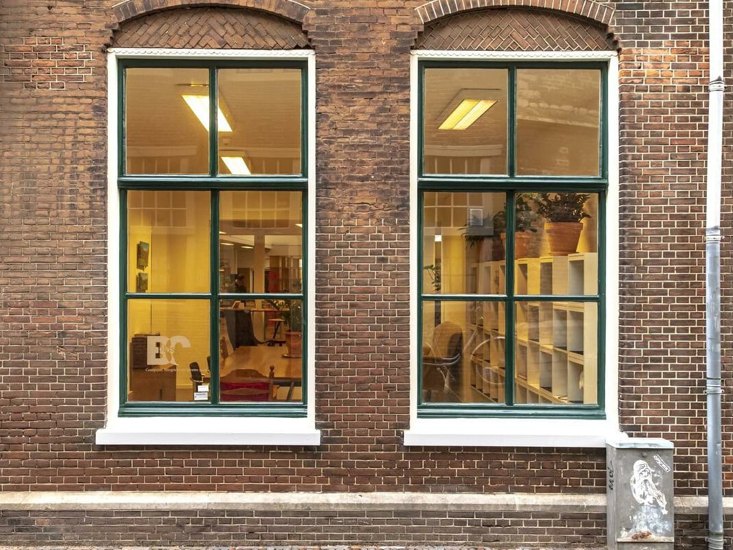 Vakuumglas installiert in den historischen Fenstern einer Bibliothek im niederländischen Leyden