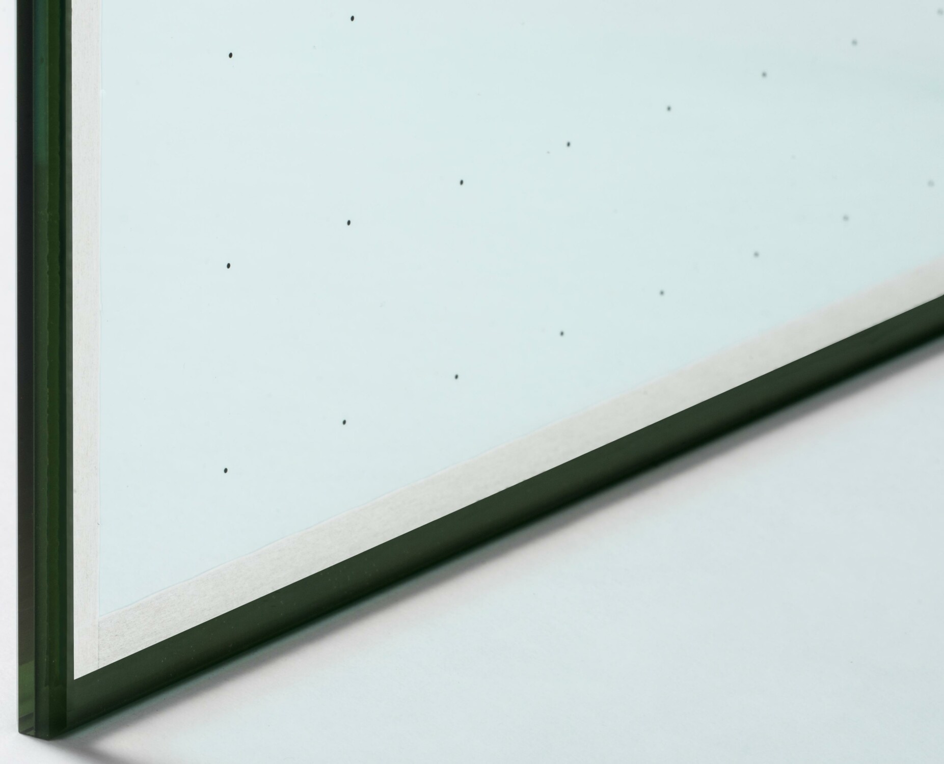 Durch den geringeren Glasanteil hat die ein Drittel weniger Gewicht als eine Dreifach-Isolierverglasung und ermöglicht dadurch deutlich schlankere Fensterprofile bei ähnlichen technischen Werten.