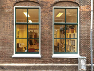 Vakuumglas installiert in den historischen Fenstern einer Bibliothek im niederländischen Leyden