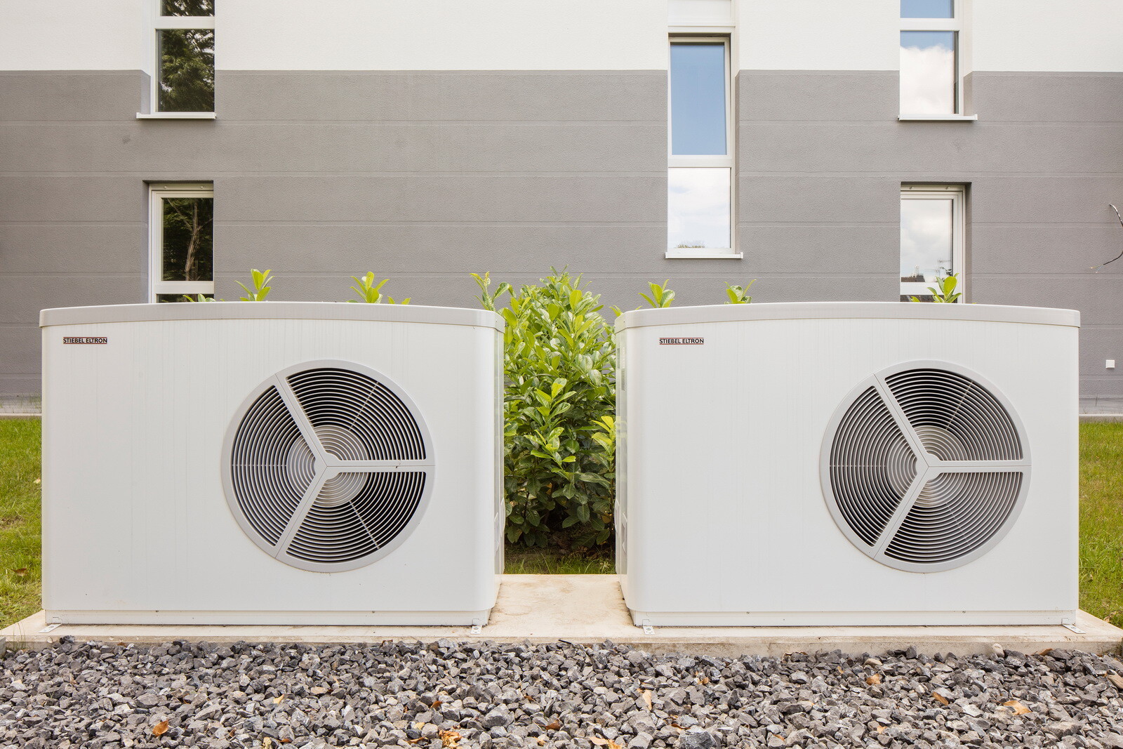 Die CO2-Abgabe, die seit Januar 2021 erhoben wird, macht das Heizen mit fossilen Brennstoffen teurer. Nutzer von Wärmpumpen wie der hier die außen aufgestellte Luft-Wasser-Wärmepumpen WPL-A sind nicht betroffen.