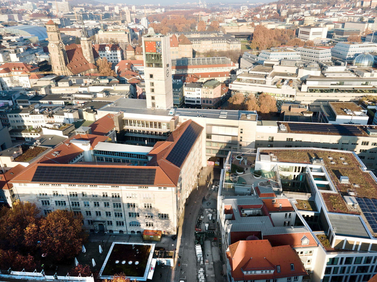 Mit der „Solaroffensive“ will die Stadt Stuttgart den Ausbau von Photovoltaik, Balkonmodulen, Stromspeichern und Ladeinfrastruktur voranbringen. Im Bild: die PV-Anlage des Stuttgarter Rathausdachs