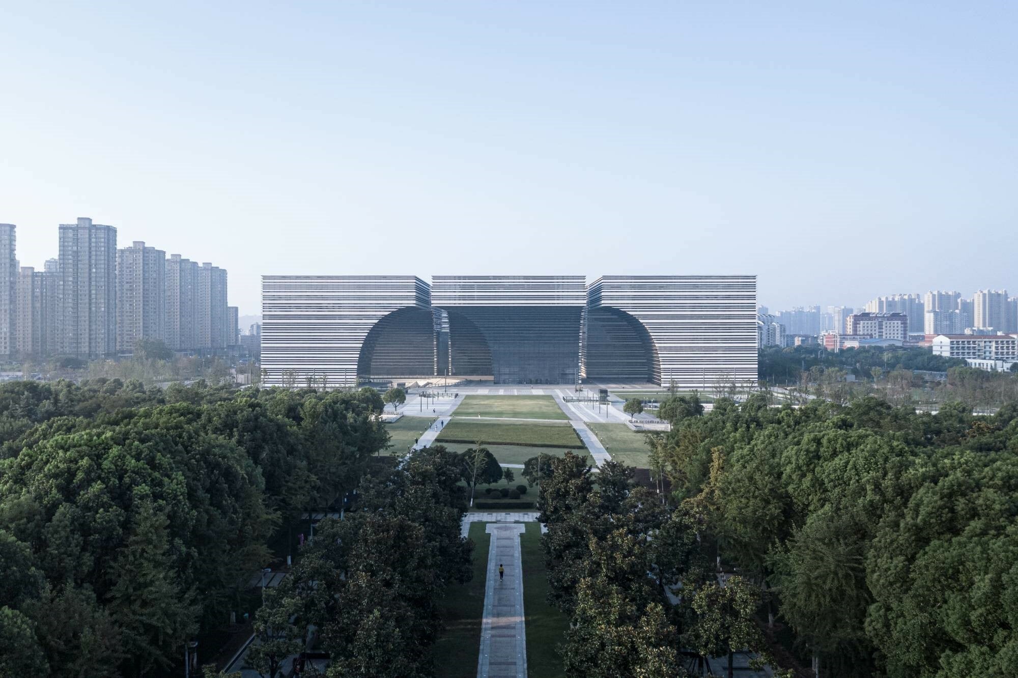 Die Großform, die neben Kunstmuseum und Bibliothek auch ein Hotel, Büros sowie Einzelhandelsflächen birgt, ist nach Plänen des Büros von Gerkan, Marg und Partner entstanden.