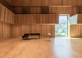Auf einem ehemaligen Schlachthofareal in Kriens setzt das prägnante Orchesterhaus des Luzerner Sinfonieorchesters der Architekturbüros Enzmann Fischer und Büro Konstrukt ein markantes Zeichen für eine sich entwickelnde kulturelle Aktivität.