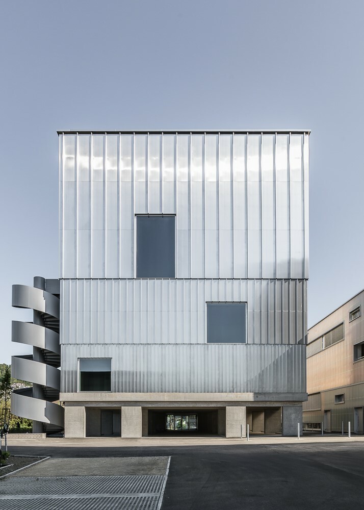 Pro Obergeschoss ist jeweils ein Fenster in das Aluminium der Fassaden auf der Nord- und Südseite des Gebäudes eingelassen.