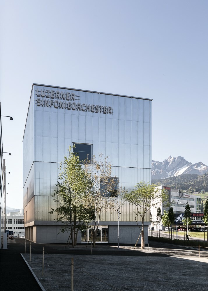An der Fassade des Orchesterhauses lässt sich der innere Aufbau des Gebäudes ablesen.