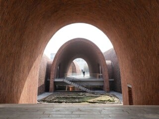 Das Museum besteht oberirdisch aus neun, unterschiedlich großen, bauchigen Röhren bzw. Gewölben aus Mauerziegeln.