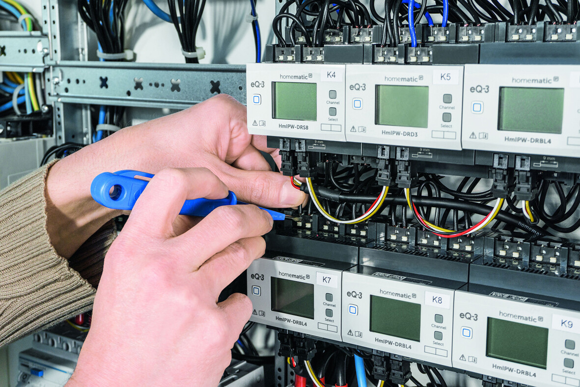  Ein System, dass bezüglich Cyber-Security vom VDE zertifiziert wurde ist Homematic IP von eQ-3. Das fehlertolerante BUS-System und die dazugehörige Homematic IP Funklösung bieten eine hohe IT- und Datensicherheit.