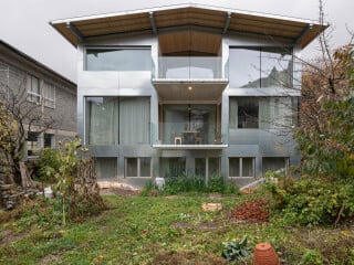 In Innichen in Südtirol hat das Büro Lukas Mayr Architekt ein Schlossereigebäude in Wohnraum umgewandelt.
