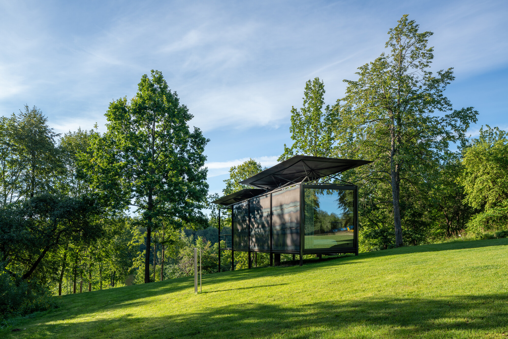 Die beiden Architekten von ŠA Atelier entwickelten ein orthogonales und modulares Skelett, das mit einer Haut aus Stahlblech beplankt oder mit vollflächigen Fenstern und Falttüren ausgefacht wird.