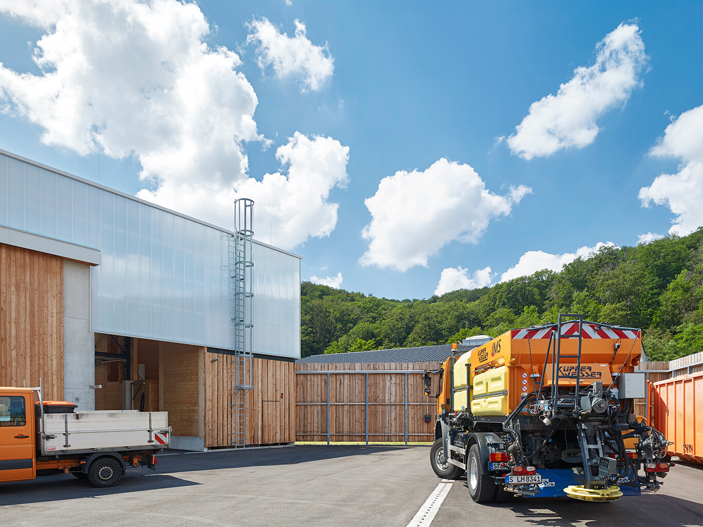 Es dominieren Holz, Beton und transluzente Polycarbonatplatten.