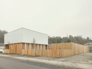 Kunststoff und Holz in Balance: In Stuttgart haben asp Architekten einen städtischen Betriebshof errichtet.