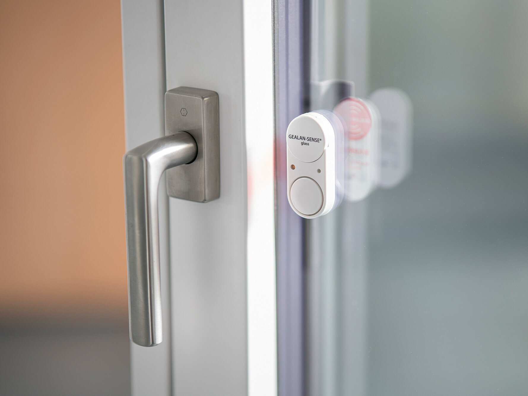 Fenstersensoren detektieren und signalisieren mechanische, physikalische oder chemische Veränderungen (im Bild: Glasbruch-Sensor).