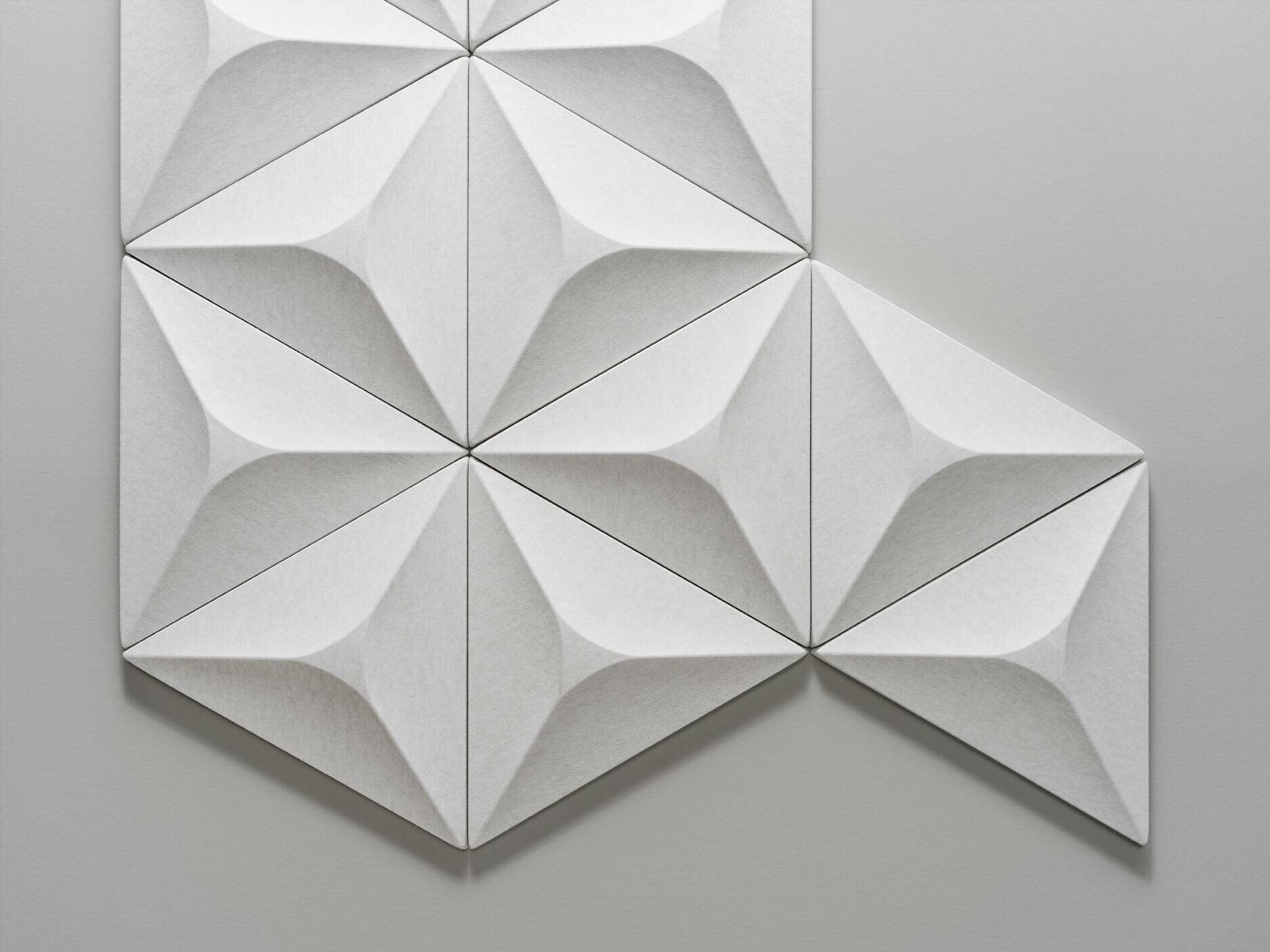 Tangram mit schallabsorbierender Wirkung: Die Kombinationsmöglichkeiten der dreidimensionalen Elemente Jasmine Panel aus der Soundwell-Kollektion des schwedischen Herstellers Offecct sind groß.  