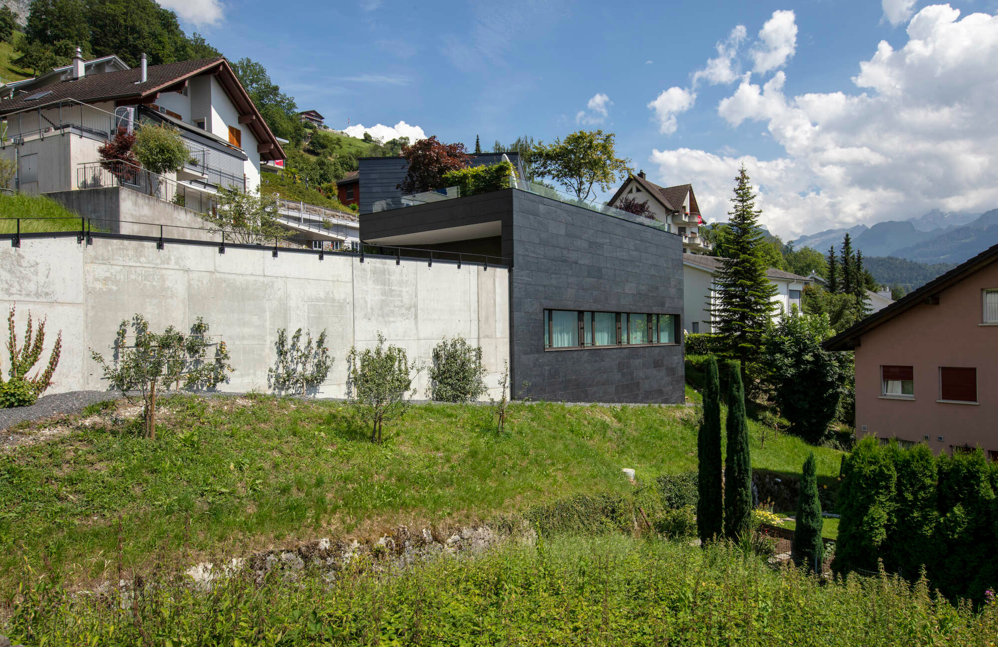 Von Westen erscheint das Wohnhaus nach Plänen von Marty Architektur einer Festung ähnlich.
