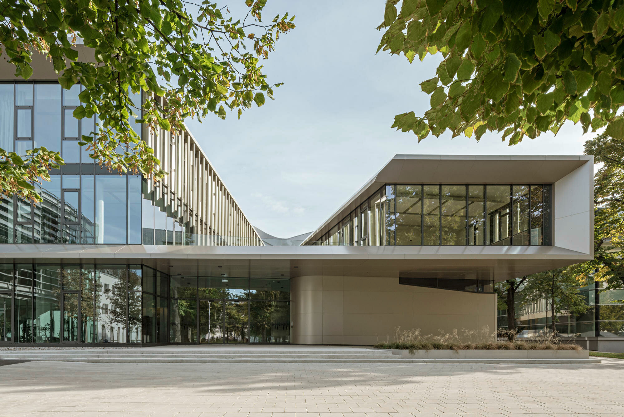 Blick vom Hochschul-Campus auf den Eingangsbereich