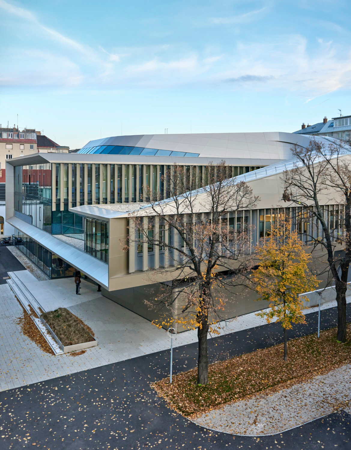 In seiner Höhenentwicklung orientiert sich der Neubau an den benachbarten Bestandsgebäuden.