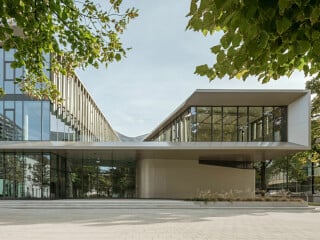 Pichler & Traupmann Architekten schufen das Future Art Lab als eine Art Pavillon mit metallisch schimmernder Fassade.