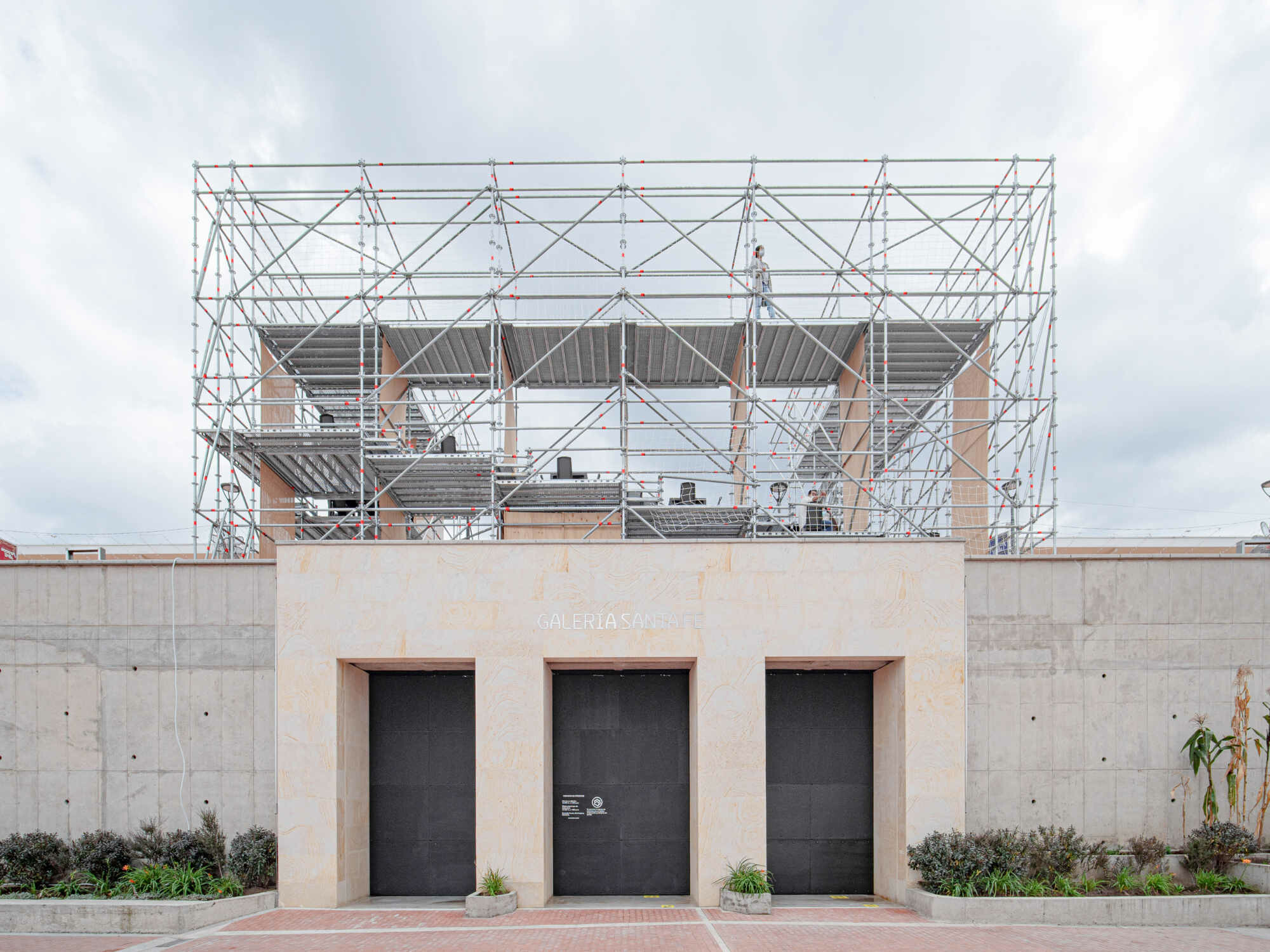 Das Büro Colab-19 hat mit dem Amphitheatre im kolumbianischen Bogotá eine Gerüststruktur verwirklicht, die trotz der gebotenen Abstandsregeln in der Pandemie etwas Normalität ermöglichen soll.