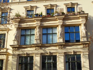 Karyatiden tragen den Fenstersturz eines Erkers, sanierte Fassade Berlin Prenzlauer Berg