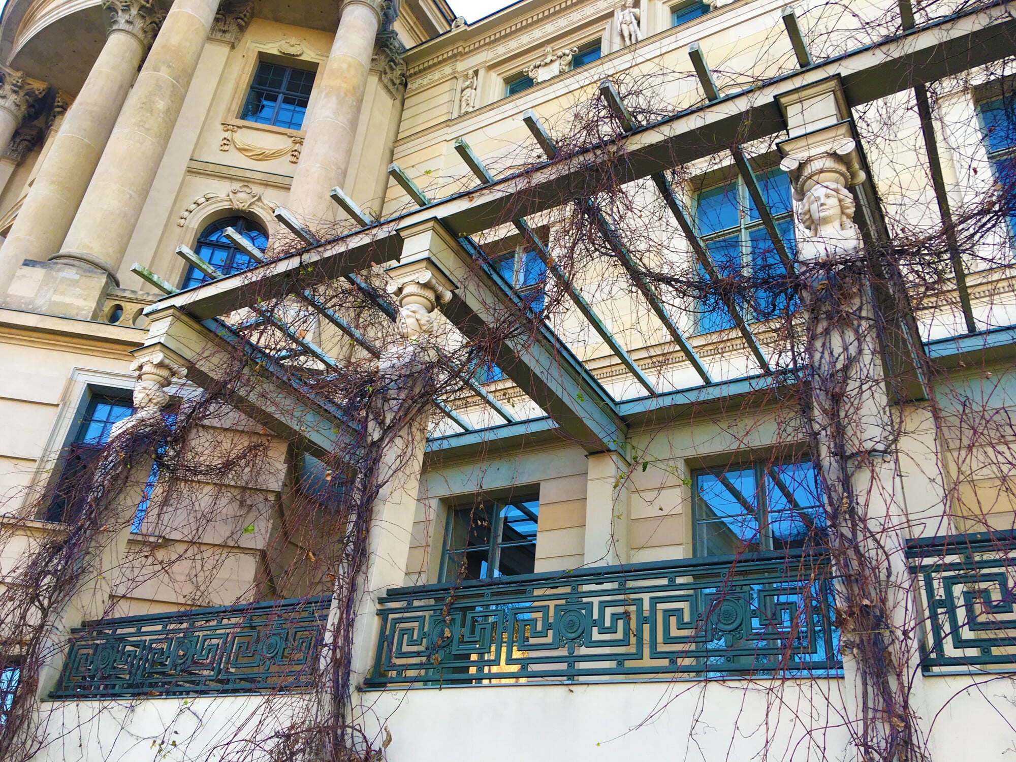 Pergola des Alten Palais, Berlin, Unter den Linden, mit Karyatiden als Hermen, 1834-37, 2008 rekonstruiert