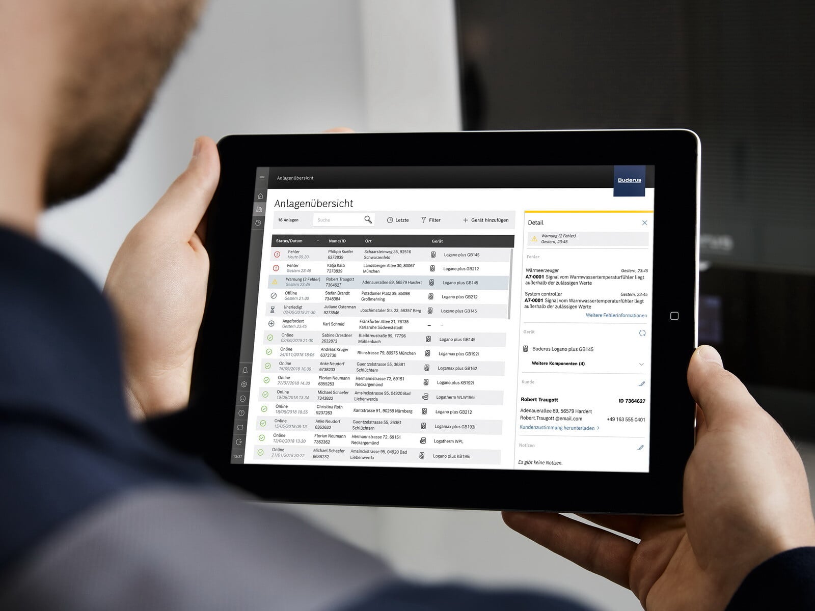 Mit dem Buderus Control Center ConnectPRO können Fachfirmen eventuelle Störungen an den Anlagen ihrer Kunden erkennen und teilweise sogar online beheben.