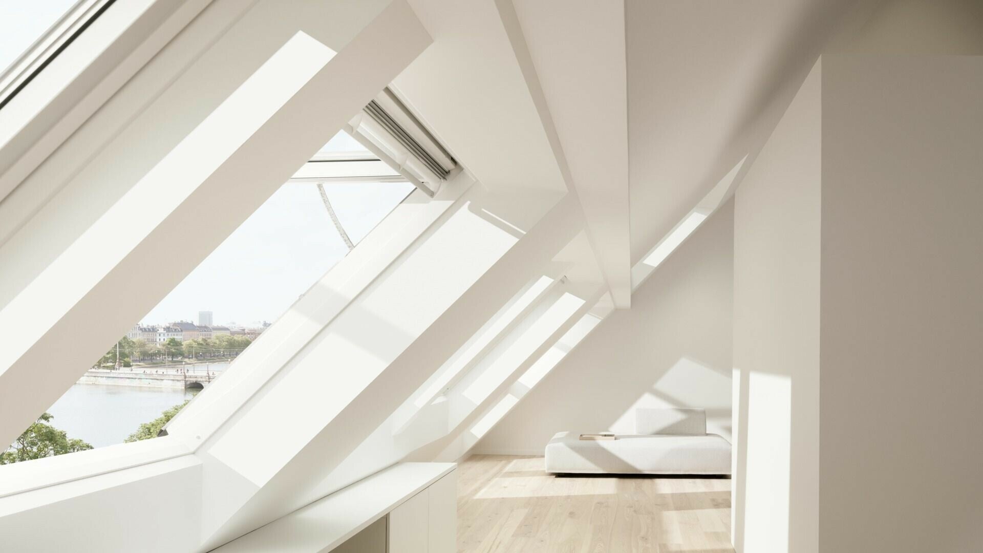 Das Klapp-Schwing Fenster Integra GPU von Velux verfügt über einen elektrischen Antrieb.