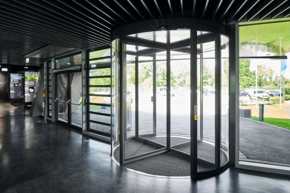 Automatisches Karusselltürsystem mit Einbruchhemmung nach Widerstandsklasse 2: Eingangsbereich mit vollautomatischer Karusselltür TSA 325 NT RC 2 und automatischem Drehtürantrieb TSA 160 NT IS/TS.