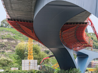Die Neckarbrücke in Benningen wurde vom Stuttgarter Büro Leonhardt, Andrä und Partner geplant.