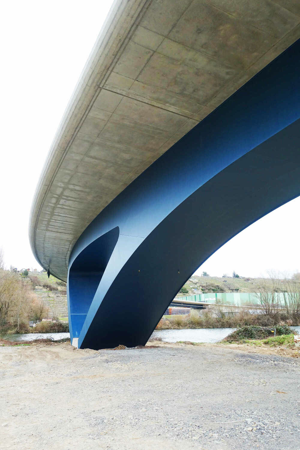 Dafür musste unter der Brücke ein Durchgangsraum von 60 Meter Breite und 6,30 Meter Höhe geschaffen werden.