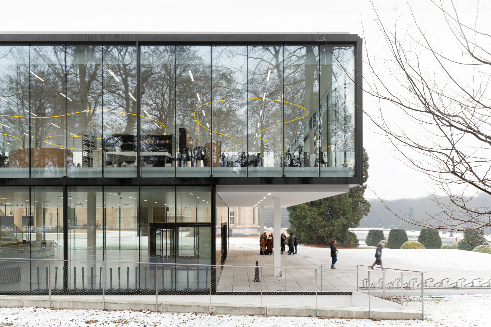 Anstatt auf das neobarocke Idiom zu nehmen, dessen sich, hundert Jahre zuvor, der Architekt Charles Girault bedient hatte, ist an die Seite des Museumsgebäudes ein schnörkelfreier gläserner Pavillon getreten.