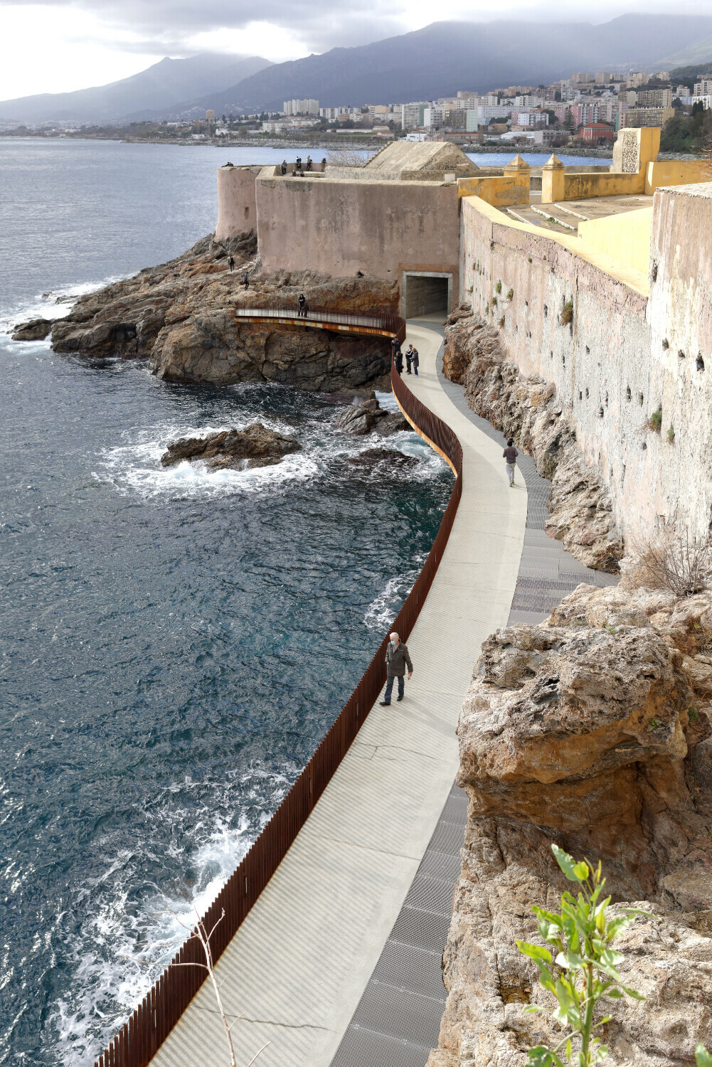 Im Süden beginnt der neue Promenadenabschnitt an einer weit ins Meer ragenden Bastei der Festungsmauer.