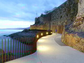 Die Stadt Bastia im Nordosten von Korsika ist auf Felsen gegründet; das historische Zentrum ist zudem von einer hoch aufragenden Festungsmauer umgeben.