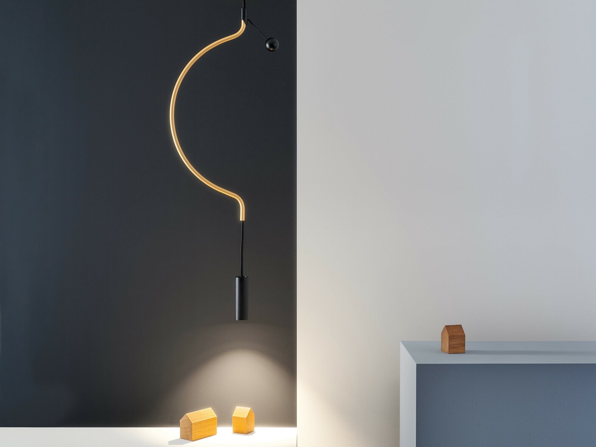 Sara Moroni hat für den italienischen Hersteller Axolight die Pendelleuchte Liaison entworfen, die mit dem intelligenten System Plug & Light kompatibel ist.