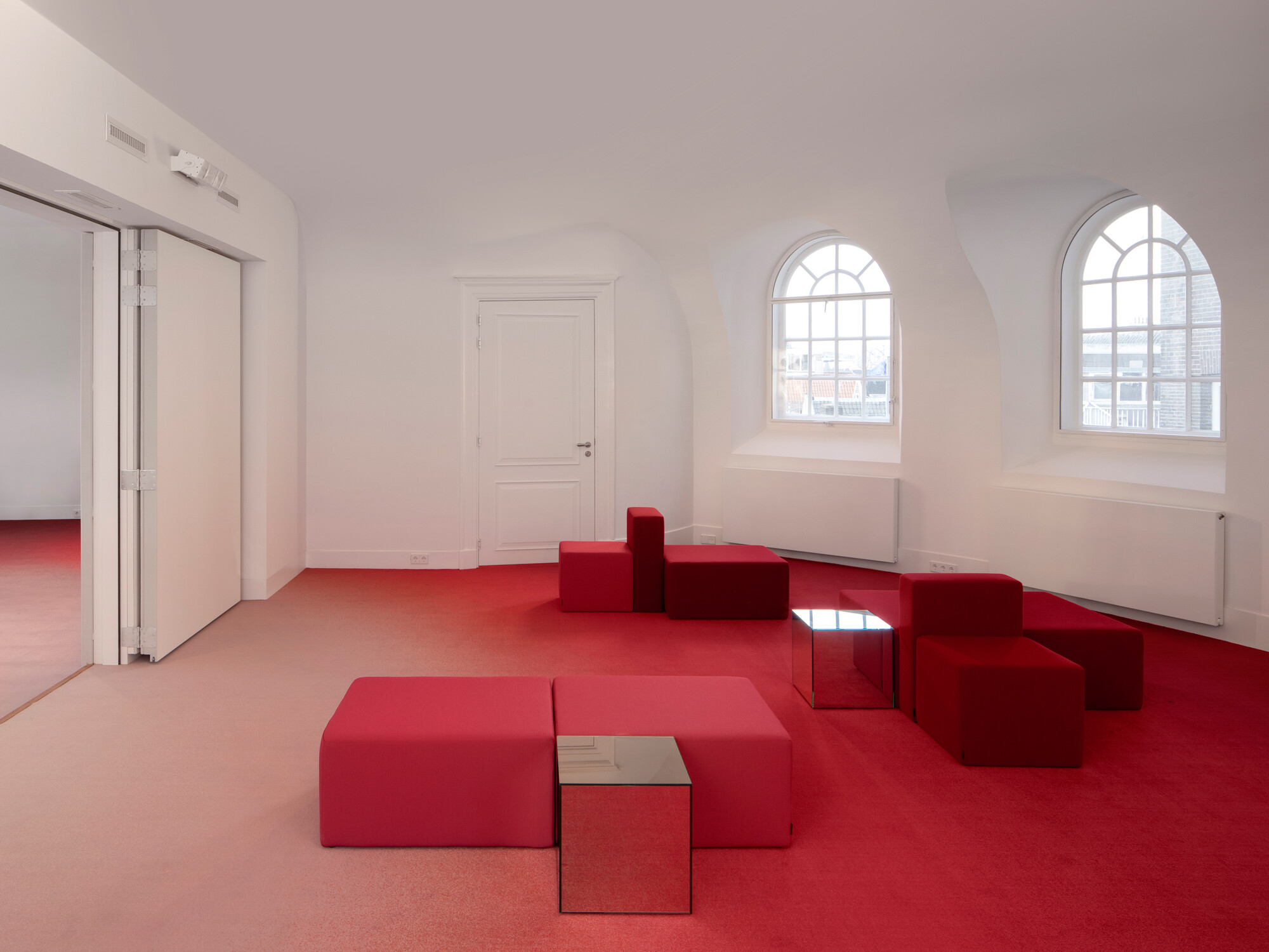 Gewagt! Möbel und Fußböden sind in denselben intensiven Farben gestaltet. Im Bild: Shaffyzaal