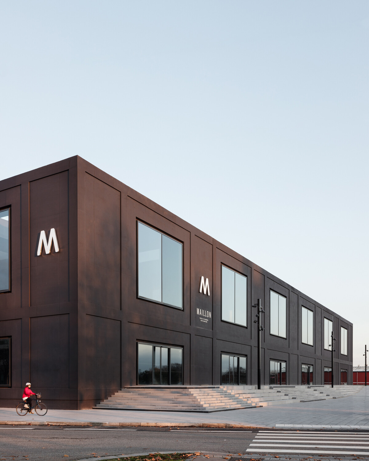 Anstelle eines klassischen Theaterbaus hat das Architektenteam von LAN – Local Architecture Network den Kulturbau mit der Idee eines Raums, der im Wesentlichen aus offenen Bereichen besteht, gestaltet. 