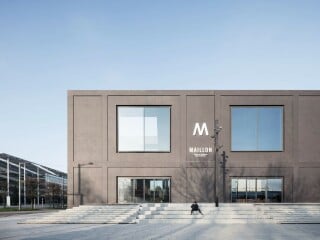 Eine eigene, unkonventionelle Spielstätte für moderne Aufführungen ist mit dem Neubau für das Théâtre du Maillon in Straßburg eröffnet worden.