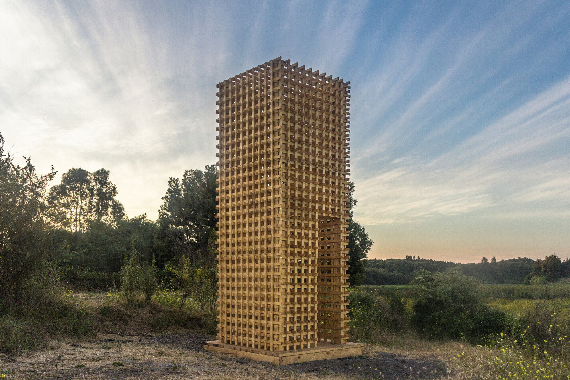 Der Turm am niedrigsten Punkt des Trails beinhaltet eine Bank, von welcher aus man den Blick in die Landschaft genießen kann.