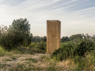 Azócar Catrón Architekten haben im kontaminierten Boca Maule Feuchtgebiet in Chile zwei Aussichtstürme gebaut, welche auf die Grünraum-Krise in Chiles Städten aufmerksam machen sollen.