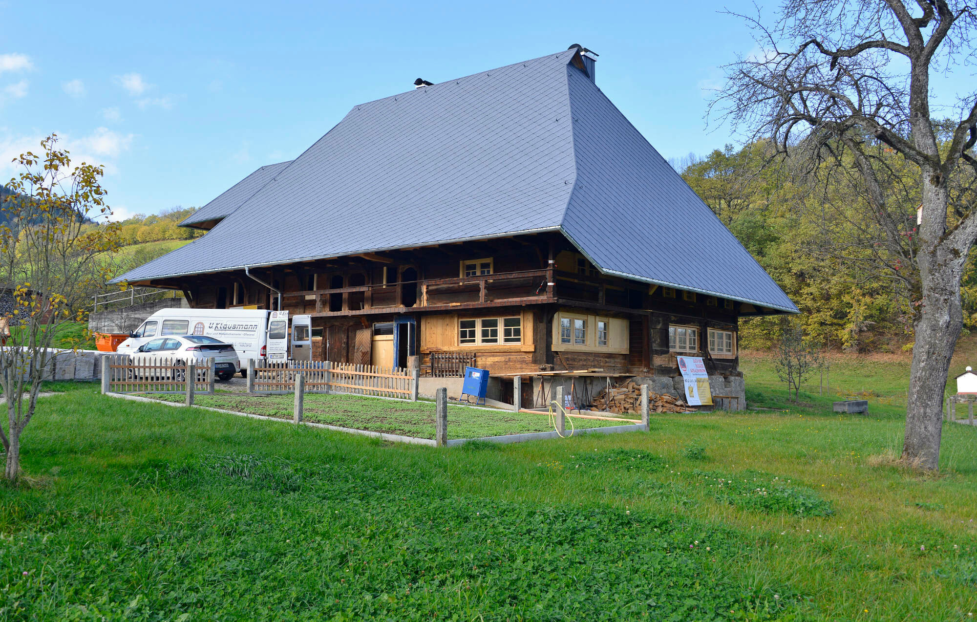Der Fusenhof ist ein reiner Holzbau aus Ständern, welche über beide Geschosse gehen, und hölzernen Wandfüllungen aus Bohlen, Brettern und Kanthölzern.