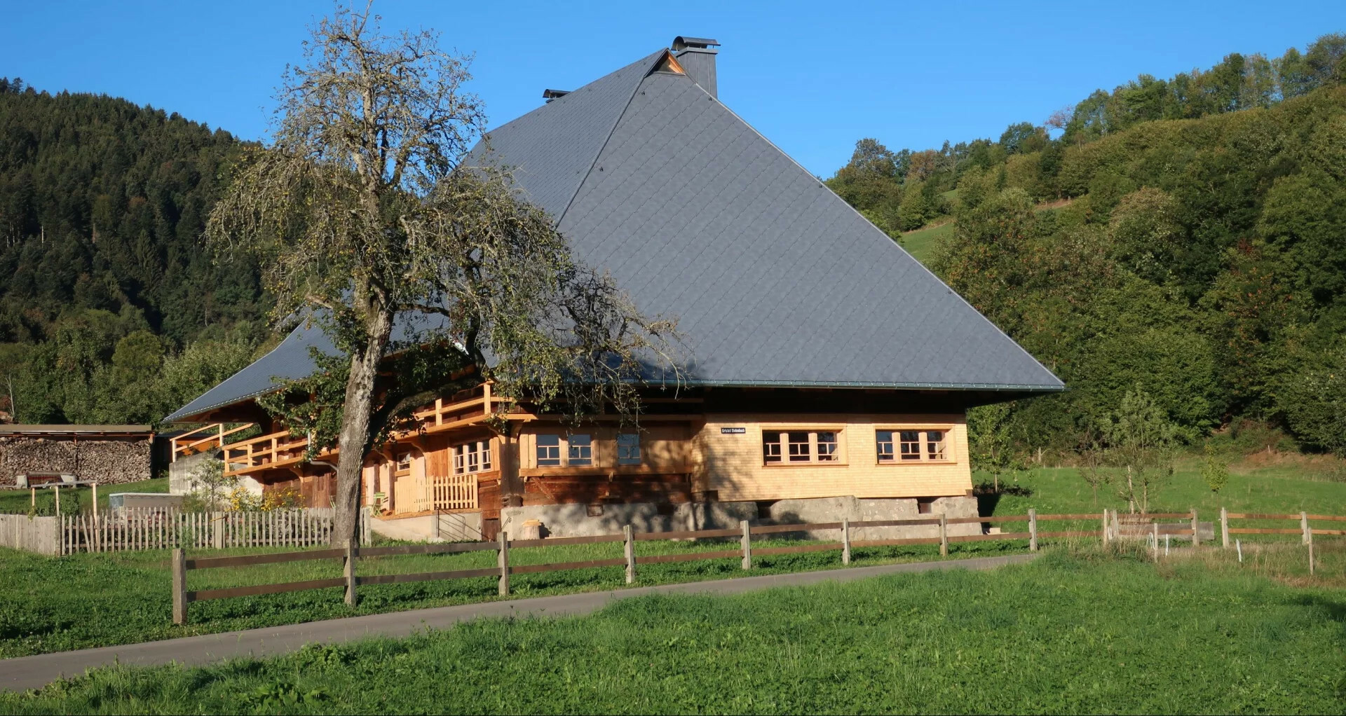 Der 1754 errichtete Fusenhof gilt als einer der ältesten erhaltenen Eindachhöfe in der Region und ist denkmalgeschützt.