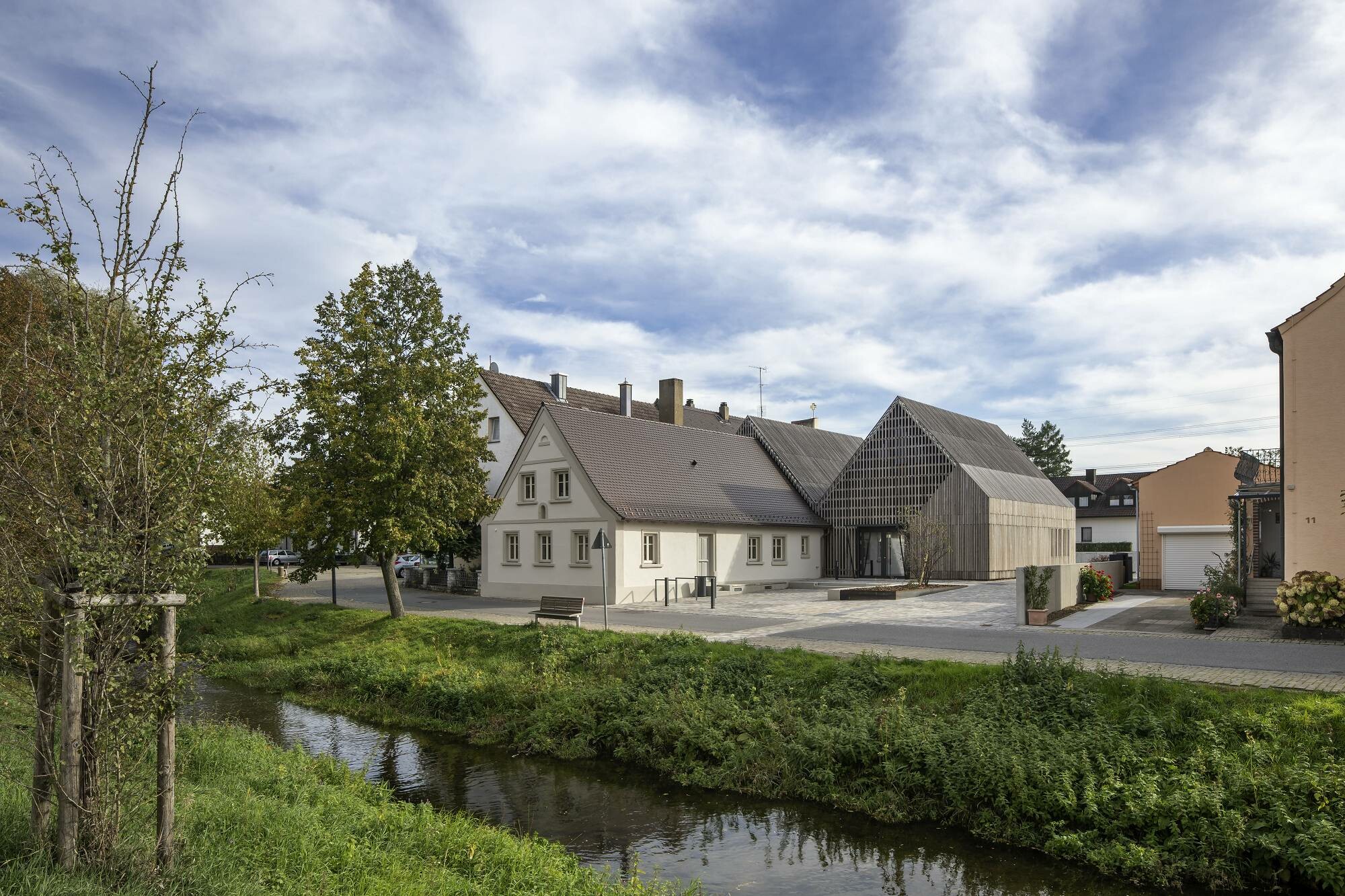 Das ortstypische Gehöft aus dem 19. Jahrhundert wurde dafür umgebaut und erhielt einen doppelgiebligen Anbau. So sollte der "fränkische Dreiklang" aus Wohnhaus, Stall und Scheune wieder hergestellt werden.