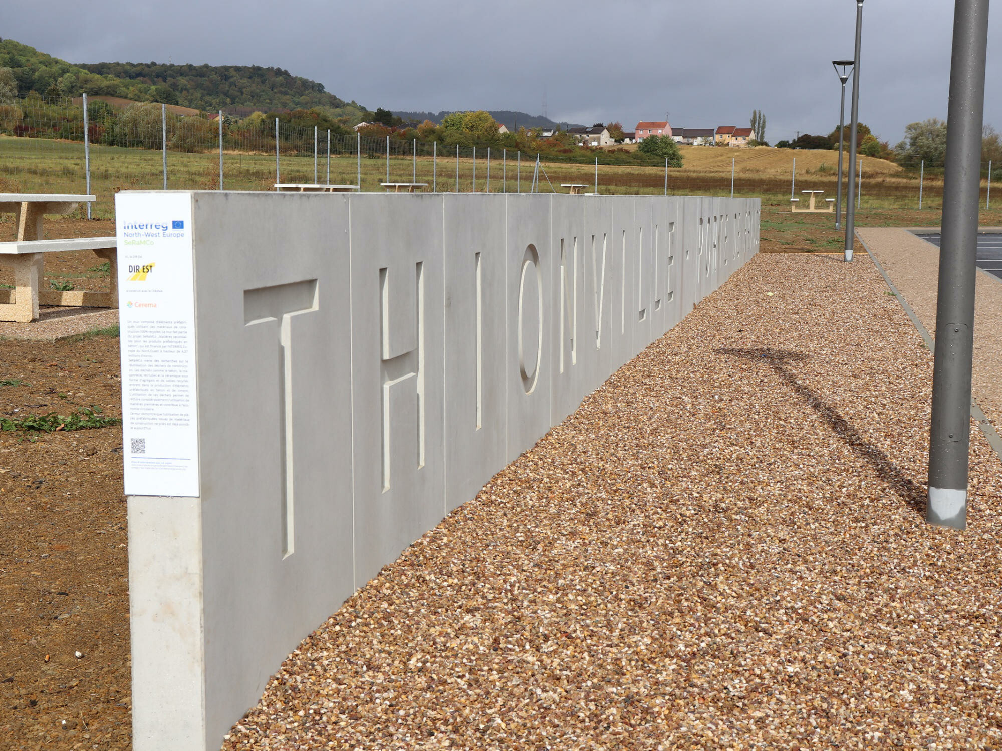 Die Wand aus L-förmigen Fertigteilen für eine Autobahnraststätte in Thionville haben die Projektpartner im September 2020 fertiggestellt.