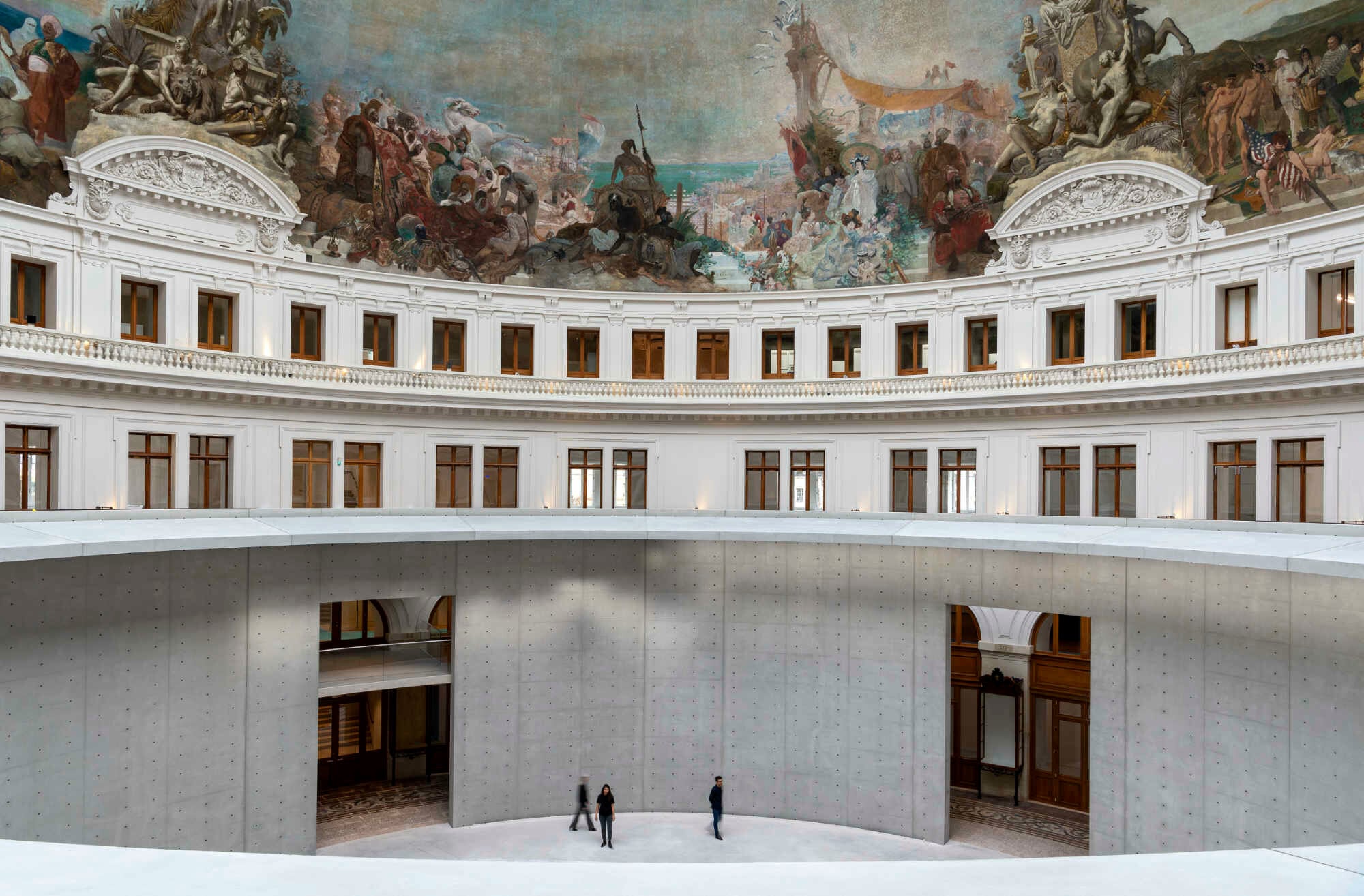 Markantes Merkmal der neuen Nutzung ist ein Zylinder aus Sichtbeton im Zentrum des Gebäudes. 