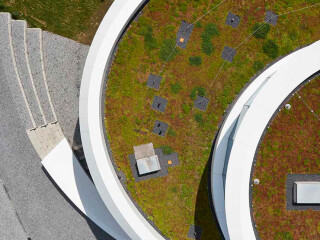 Ganz besonders widerstandsfähig auch bei anhaltend hohen Temperaturen im Sommer ist die neue Oberlagsbahn BauderDiamant. 