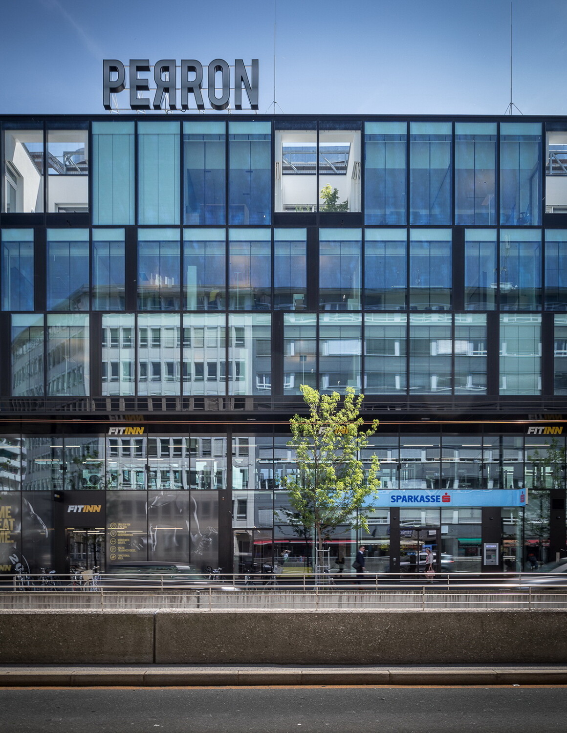 Wichtigster Parameter der Anforderungen durch den Gestaltungsbeirat war ein allseitig transparentes Gebäude, bei der alle massiven und verschließenden Bauteile von der Fassade nach innen abgerückt sind.