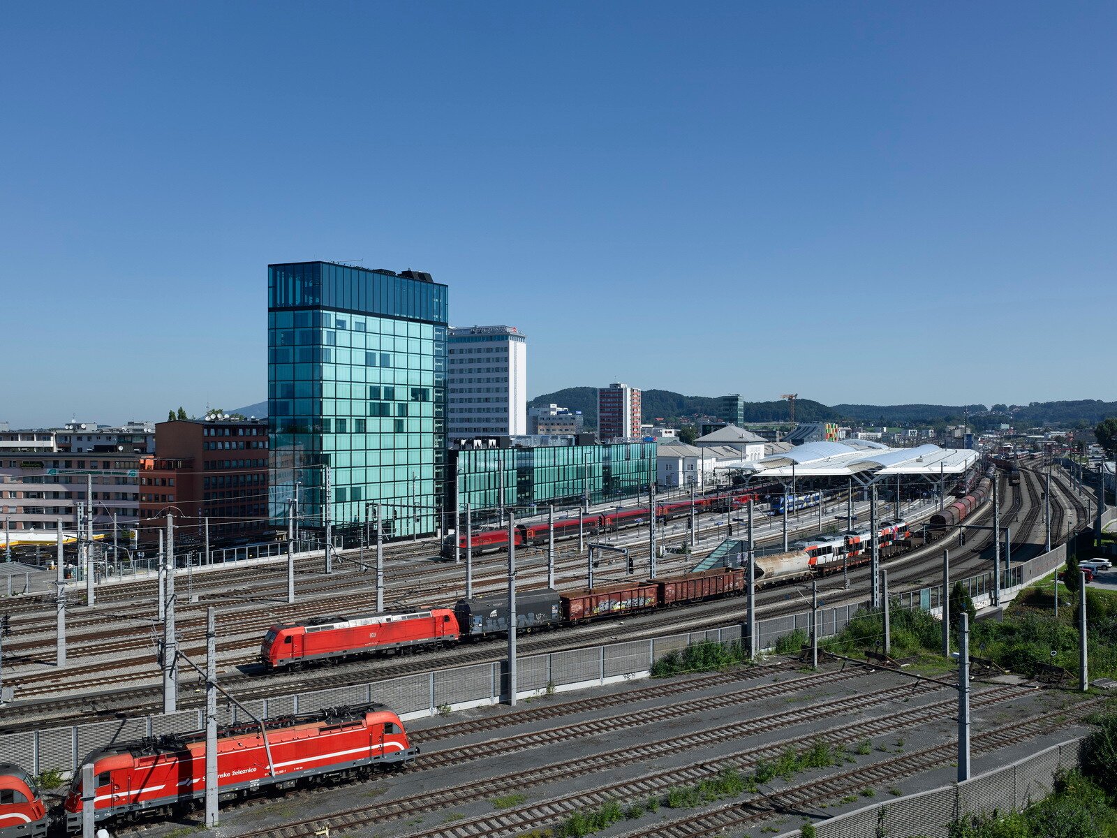 Der Neubau besteht aus zwei, durch eine Treppe voneinander getrennten Baukörpern; einem quaderförmigen Riegel und einem 52 Meter hohen Turm auf trapezförmigem Grundriss.