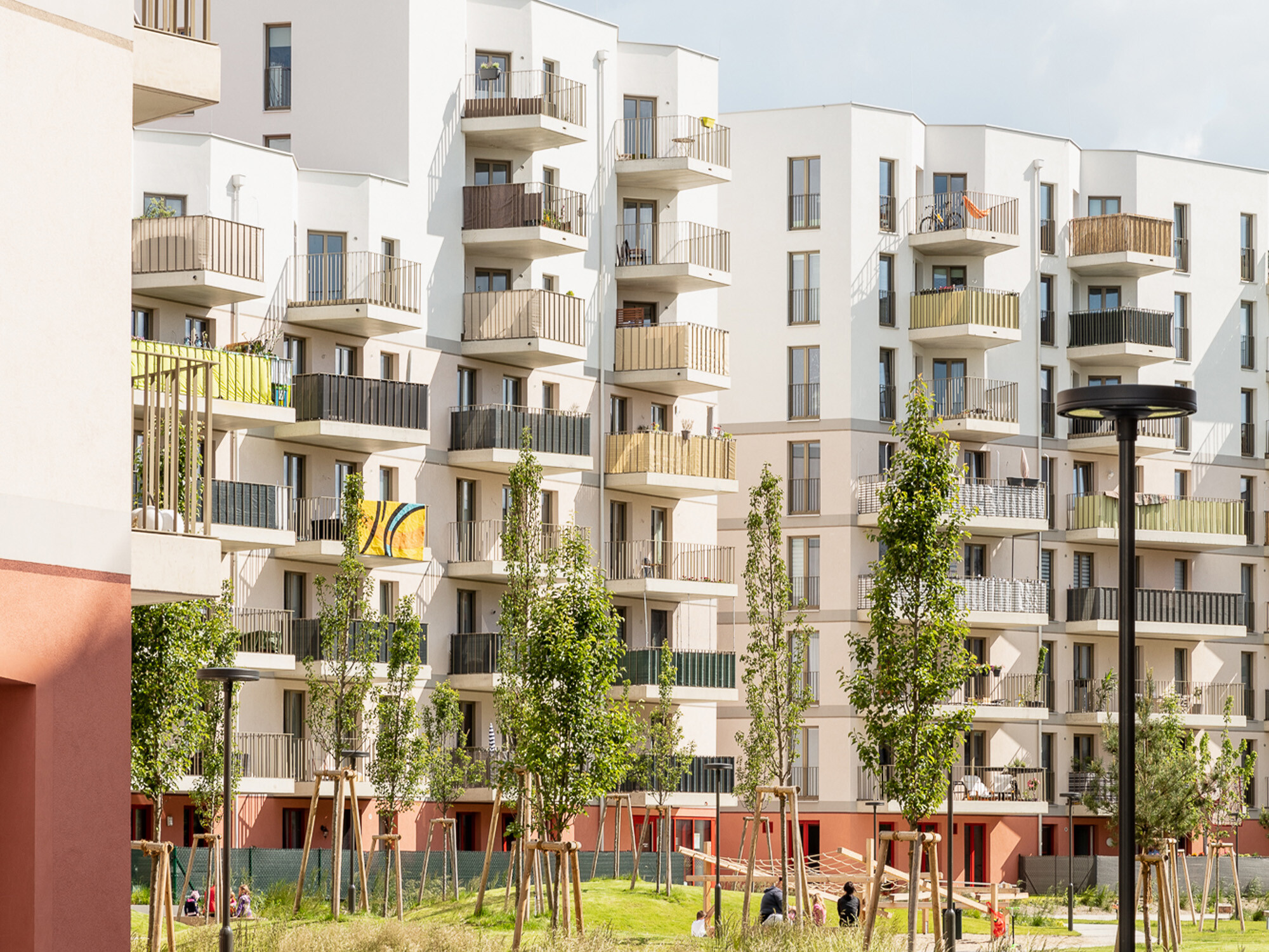 Insgesamt 1.000 Menschen leben hier in 450 Drei- und Vierzimmerwohnungen. Geplant wurden sie von der ARGE KAP bestehend aus AllesWirdGut und Feld72 aus Wien.