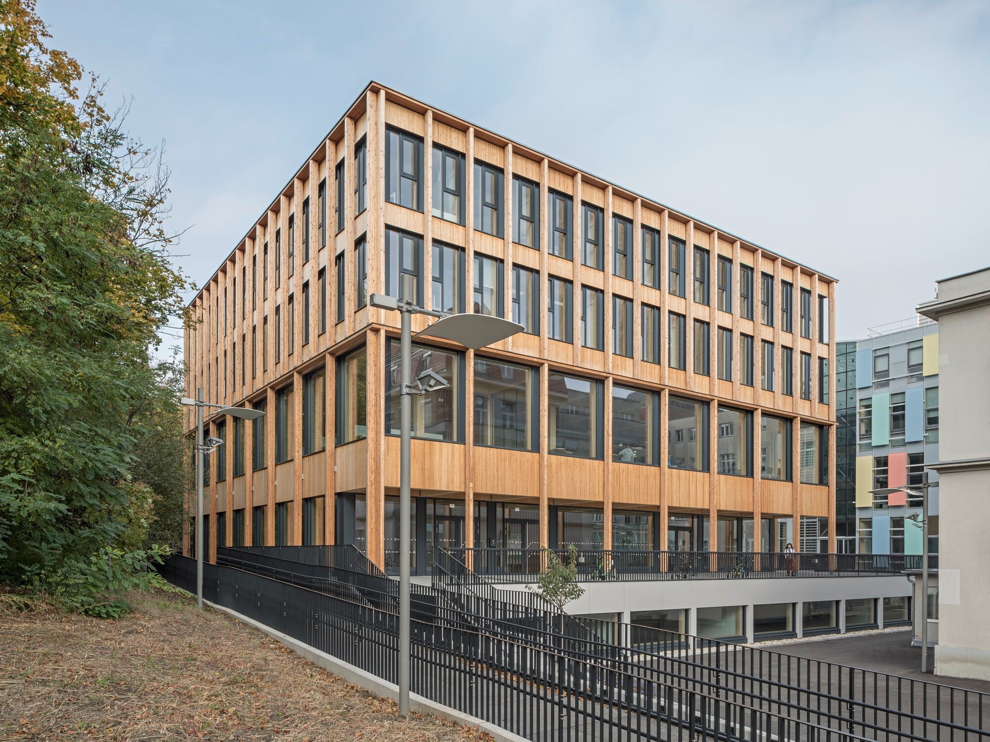 Über das erweiterte Sockel­ge­schoss entsteht ein Vorplatz, der den Neubau mit dem östlichen Bestandsgebäude verbindet. 