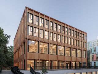 Der viergeschossige Holzelementbau auf einem Sockel- und Untergeschoss aus Beton entstand nach Plänen der Wiener Arbeitsgemeinschaft Swap Architekten und Delta Baumanagement.