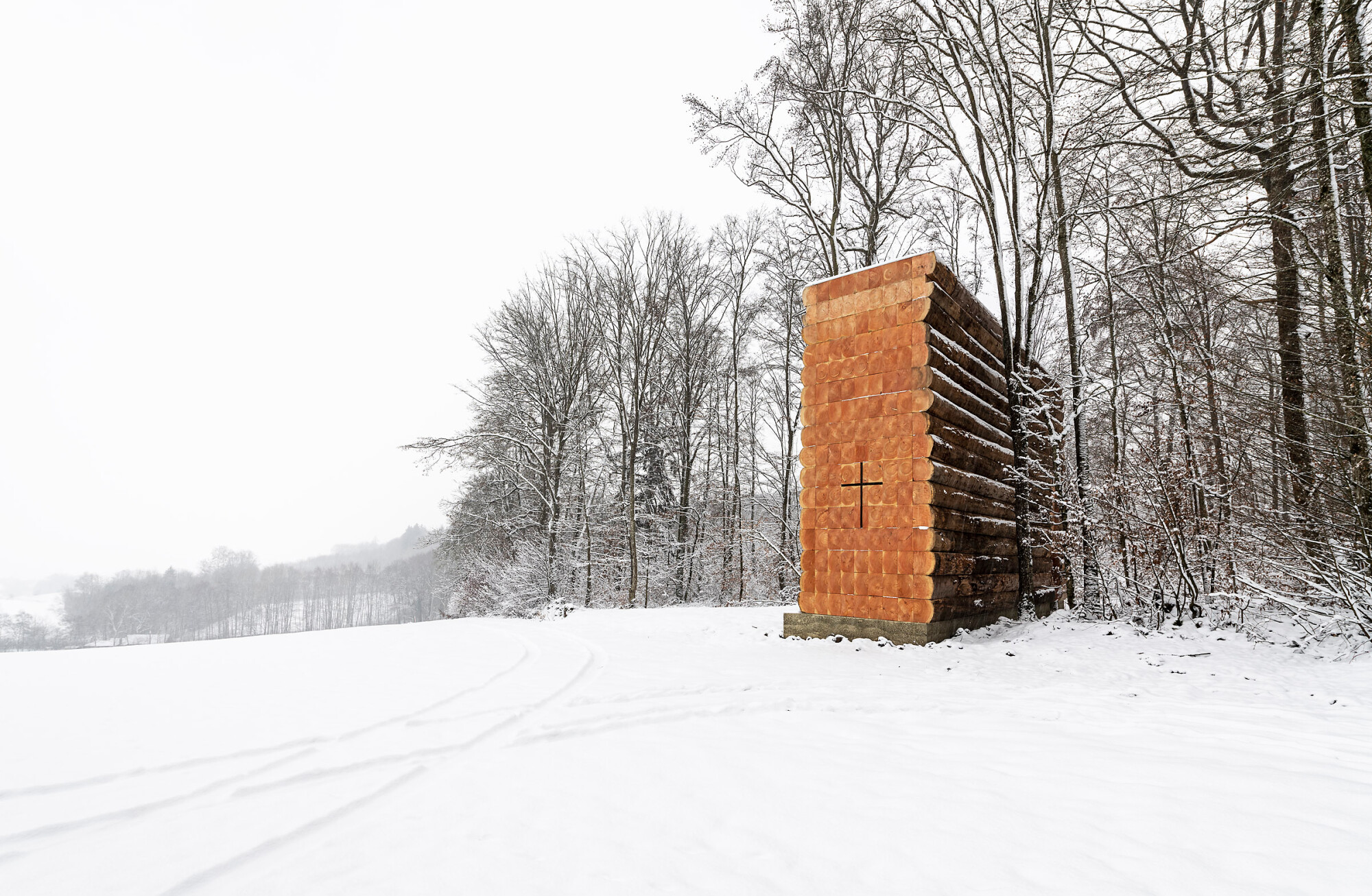 Die durch Stirnholz geprägte Schmalseite gen Nordosten zeigt ein gläsernes Kreuz.
